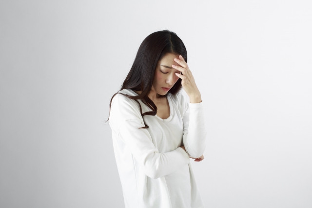 めまいに悩む女性の画像