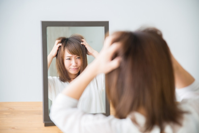 悩んでいる女性の写真